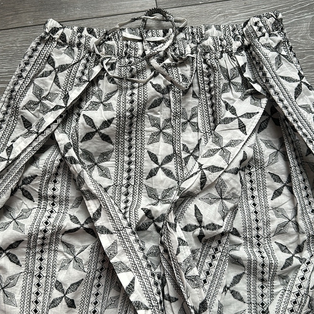Topshop Embroidered Beach Set in Monochrome - Picture 10 of 15